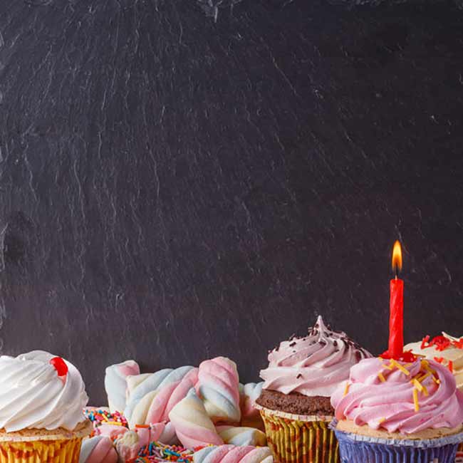 Открытки с днем рождения Открытка на день рождения со сладостями и свечкой