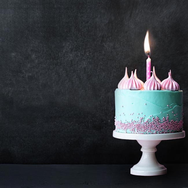 Открытки с днем рождения Открытка на день рождения с тортом и свечкой