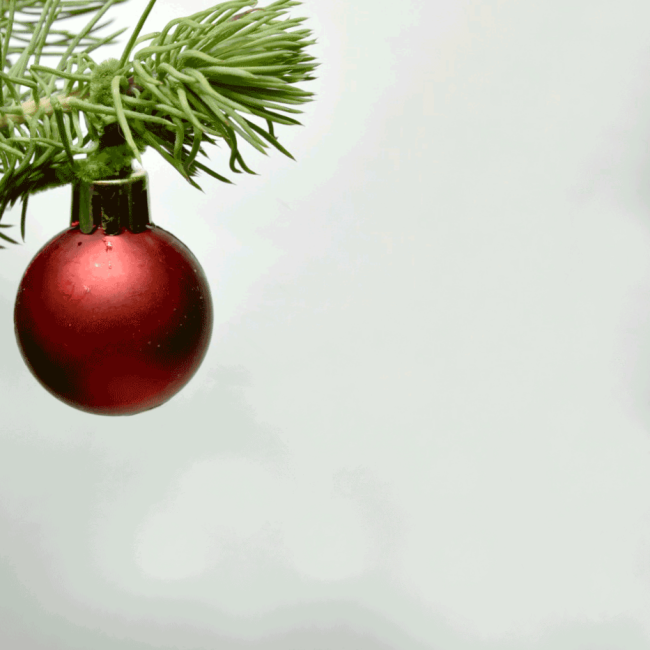 Рождественские открытки по электронной почте Открытка с красной елочной игрушкой