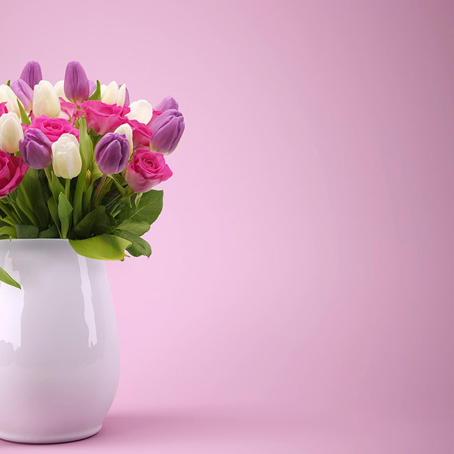 Открытки к 8 марта Открытка с тюльпанами в вазе