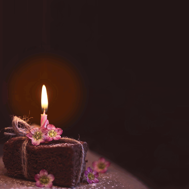 Открытки с днем рождения Анимированная открытка - торт с горящей свечкой